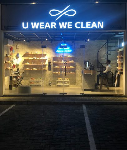نحن نرتدي ملابسنا - سترة - +973 7799 2201